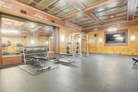 Cozysuites - 2Br With Direct Skybridge Access #5 Индианаполис Экстерьер фото