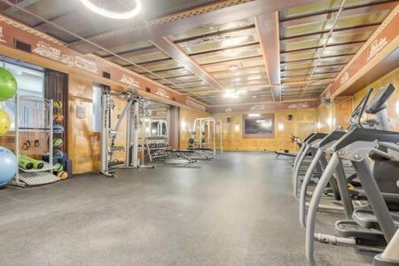 Cozysuites - 2Br With Direct Skybridge Access #5 Индианаполис Экстерьер фото