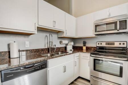 Cozysuites - 2Br With Direct Skybridge Access #5 Индианаполис Экстерьер фото