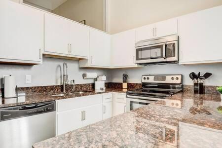 Cozysuites - 2Br With Direct Skybridge Access #5 Индианаполис Экстерьер фото