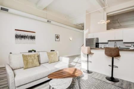 Cozysuites - 2Br With Direct Skybridge Access #5 Индианаполис Экстерьер фото